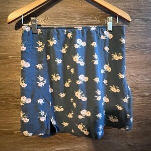 American Eagle mini skirt Sz M blue flowers